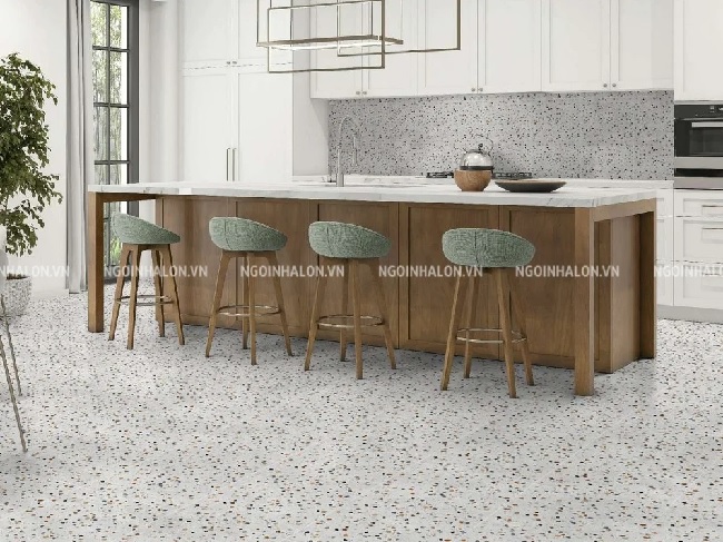 Mẫu gạch terrazzo màu trắng điểm hạt đá đa sắc, tạo cảm giác rộng rãi và hiện đại Mẫu gạch terrazzo màu trắng điểm hạt đá đa sắc, tạo cảm giác rộng rãi và hiện đại